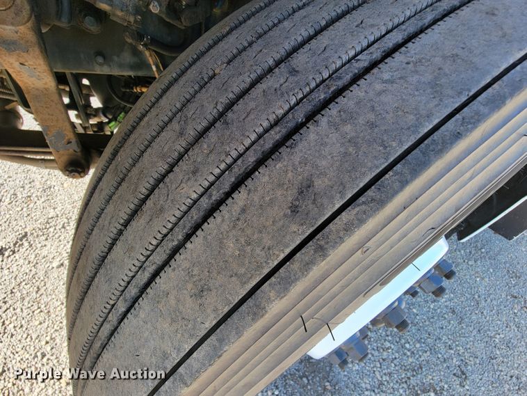 image for item IV9007 2010 Kenworth T300  flatbed truck