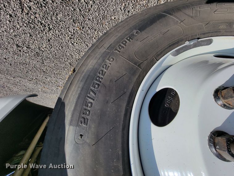 image for item IV9007 2010 Kenworth T300  flatbed truck