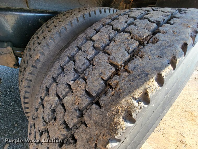 image for item IV9007 2010 Kenworth T300  flatbed truck