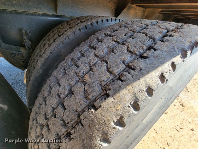 image for item IV9007 2010 Kenworth T300  flatbed truck