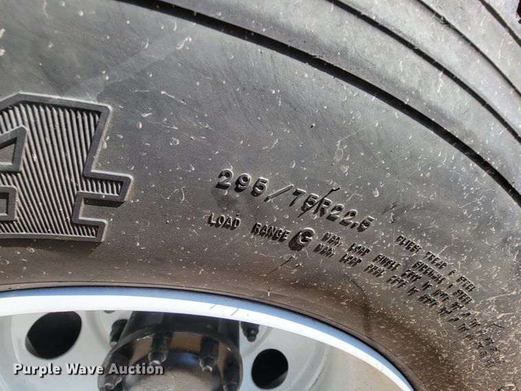 image for item IV9007 2010 Kenworth T300  flatbed truck