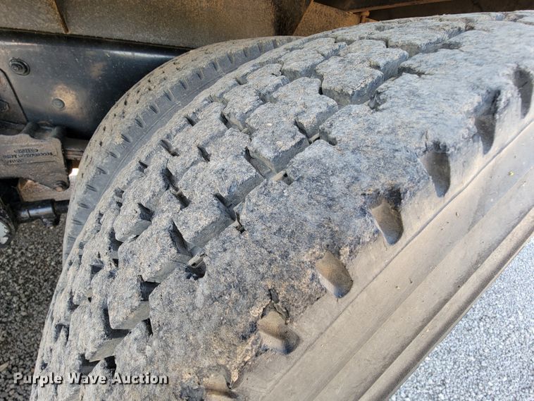 image for item IV9007 2010 Kenworth T300  flatbed truck