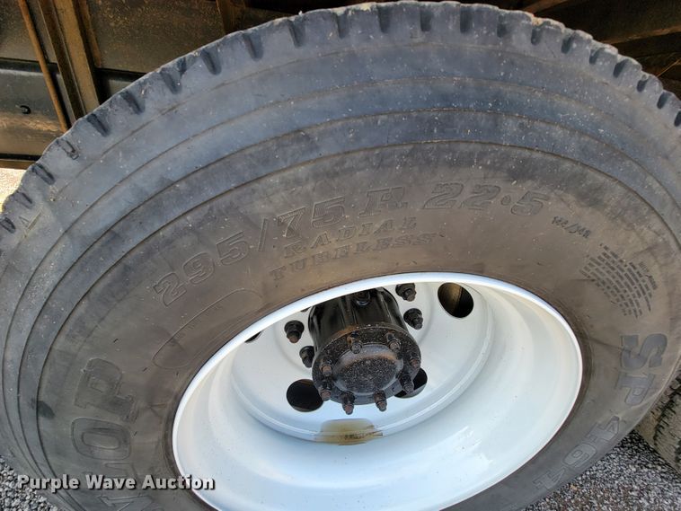 image for item IV9007 2010 Kenworth T300  flatbed truck