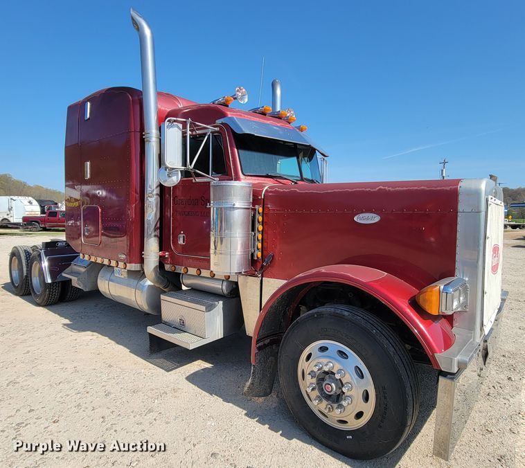 image for item IV9012 1999 Peterbilt 379  semi truck