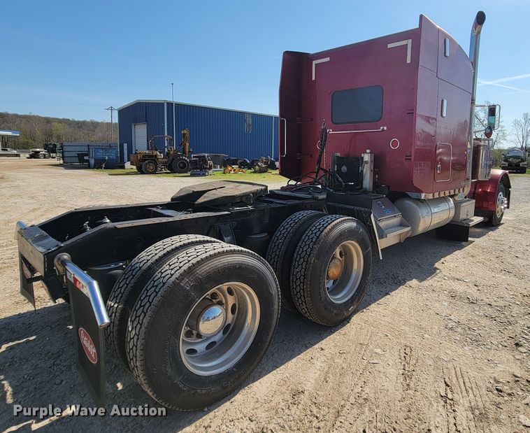 image for item IV9012 1999 Peterbilt 379  semi truck
