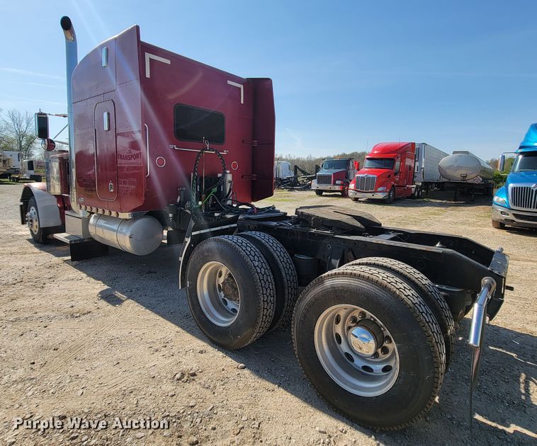 image for item IV9012 1999 Peterbilt 379  semi truck