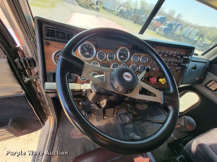 image for item IV9012 1999 Peterbilt 379  semi truck