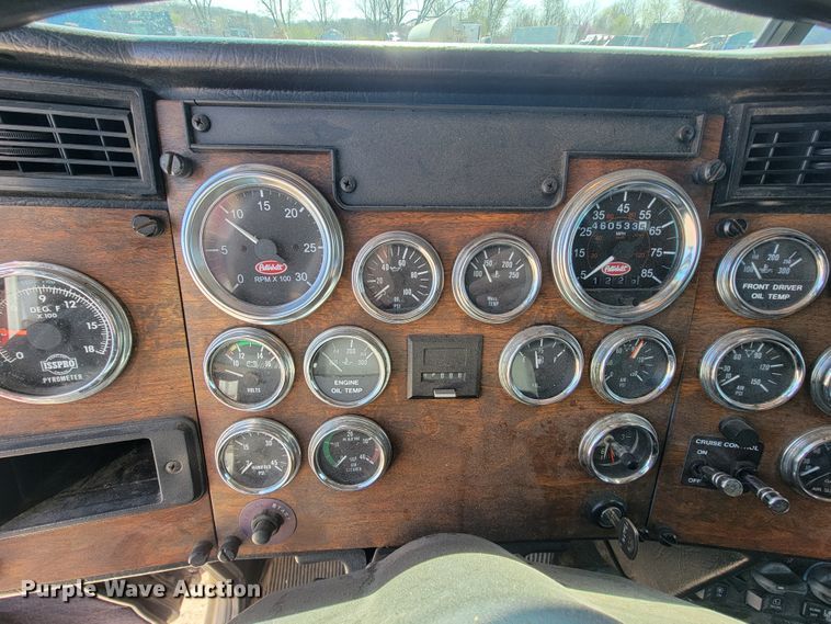 image for item IV9012 1999 Peterbilt 379  semi truck