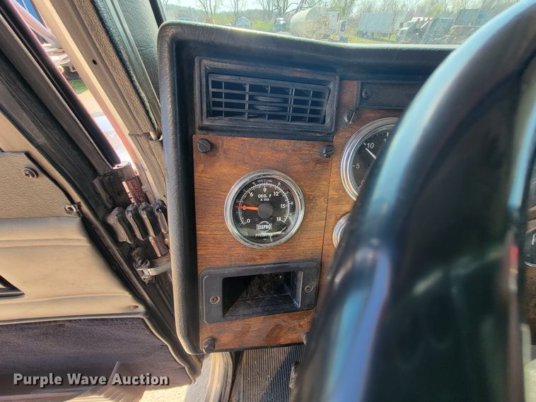 image for item IV9012 1999 Peterbilt 379  semi truck