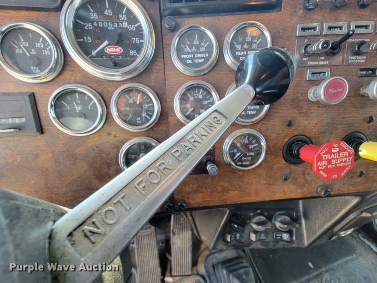 image for item IV9012 1999 Peterbilt 379  semi truck