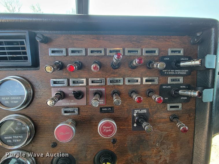 image for item IV9012 1999 Peterbilt 379  semi truck