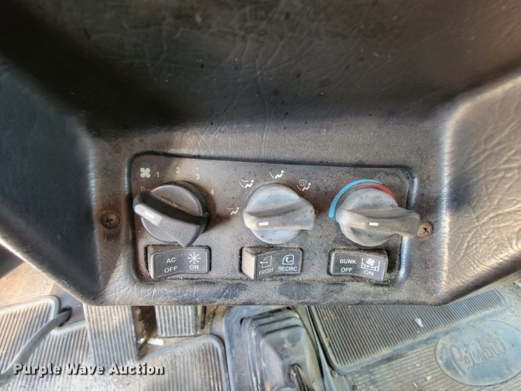 image for item IV9012 1999 Peterbilt 379  semi truck