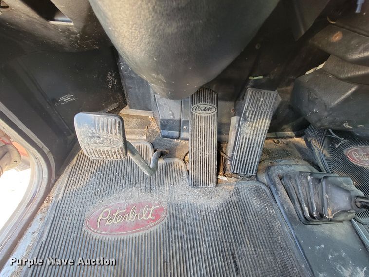 image for item IV9012 1999 Peterbilt 379  semi truck