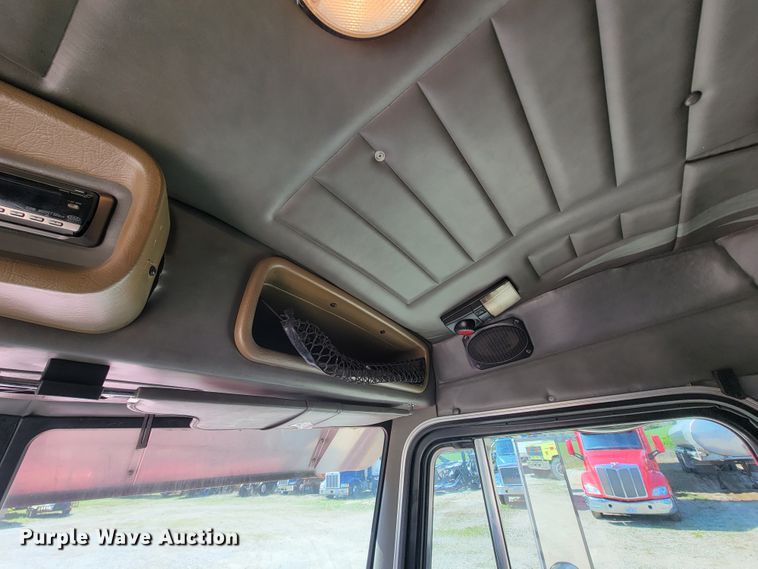 image for item IV9012 1999 Peterbilt 379  semi truck