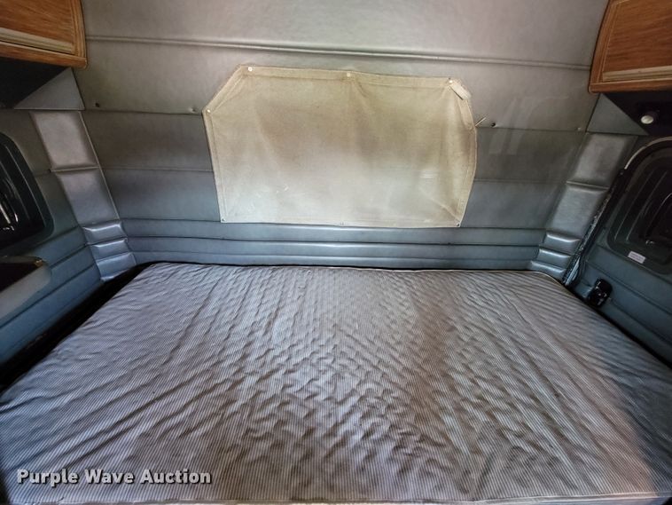 image for item IV9012 1999 Peterbilt 379  semi truck