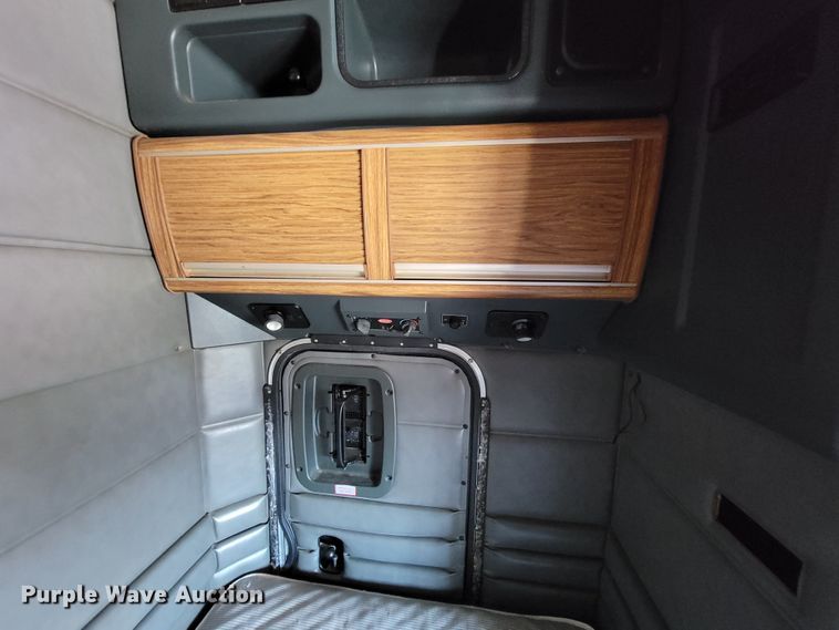 image for item IV9012 1999 Peterbilt 379  semi truck