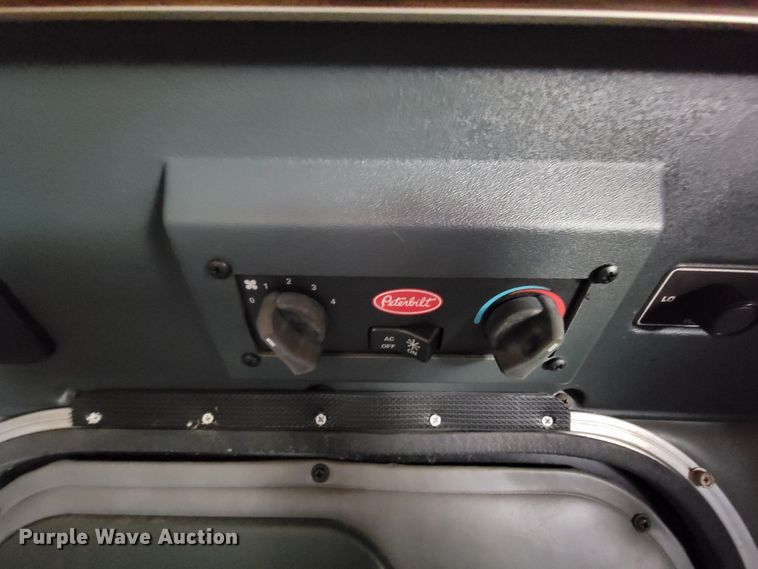 image for item IV9012 1999 Peterbilt 379  semi truck