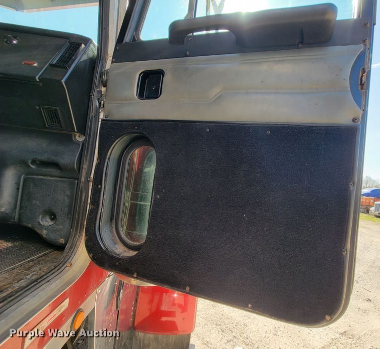 image for item IV9012 1999 Peterbilt 379  semi truck