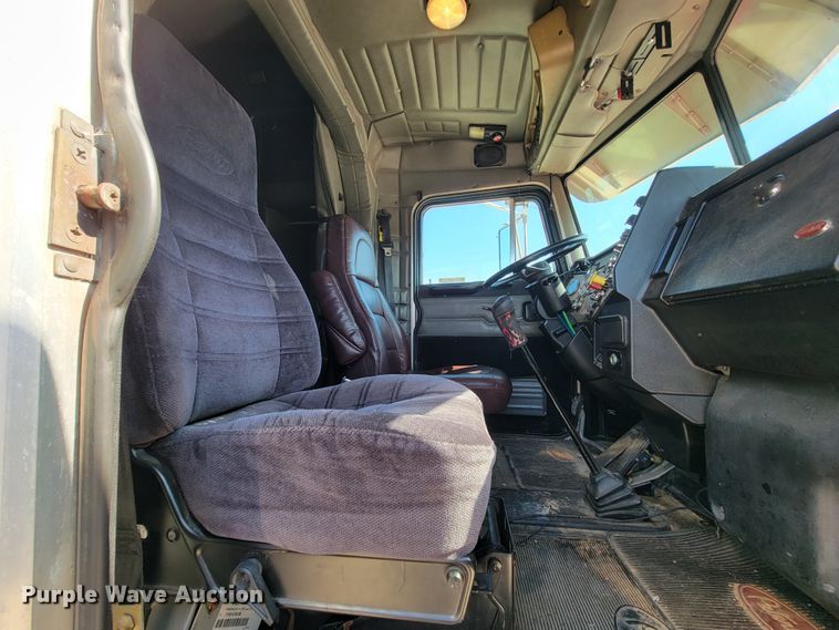 image for item IV9012 1999 Peterbilt 379  semi truck