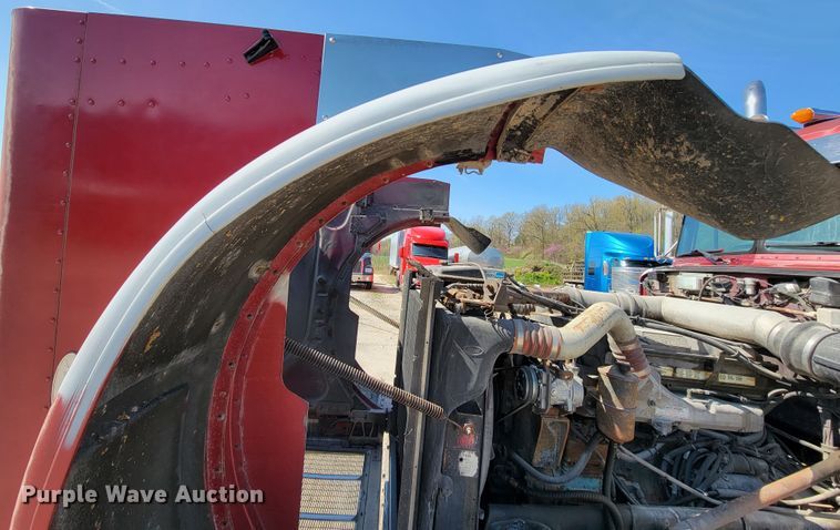 image for item IV9012 1999 Peterbilt 379  semi truck