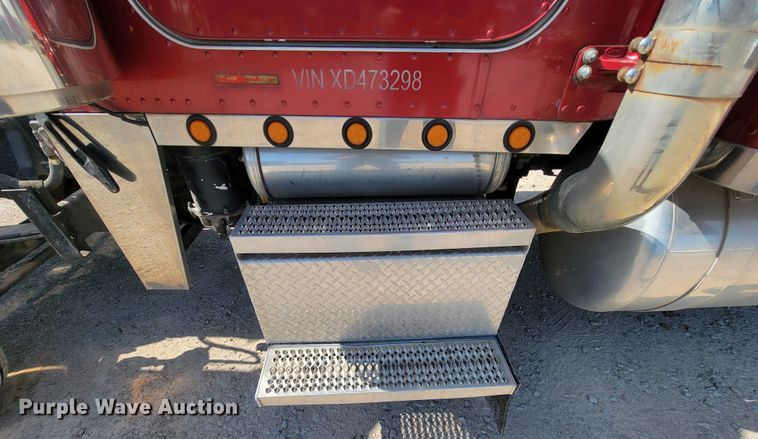 image for item IV9012 1999 Peterbilt 379  semi truck