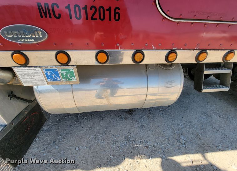 image for item IV9012 1999 Peterbilt 379  semi truck