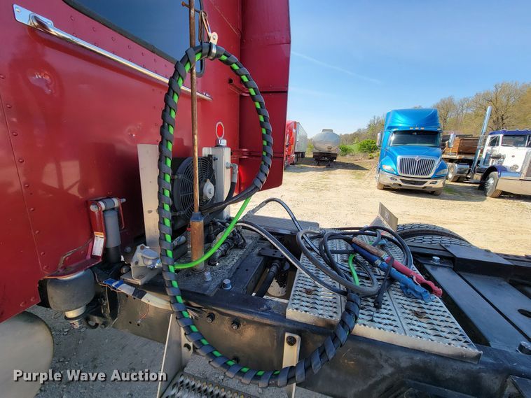 image for item IV9012 1999 Peterbilt 379  semi truck