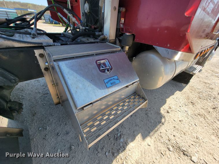 image for item IV9012 1999 Peterbilt 379  semi truck