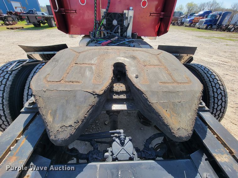 image for item IV9012 1999 Peterbilt 379  semi truck