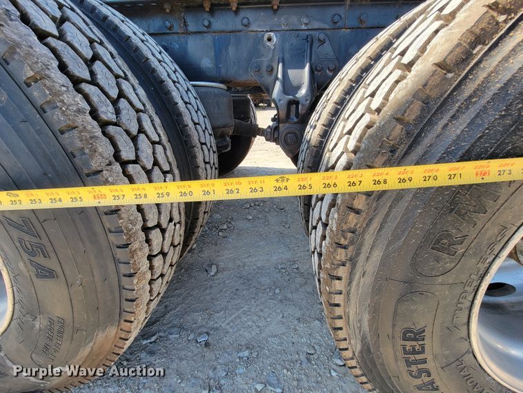 image for item IV9012 1999 Peterbilt 379  semi truck