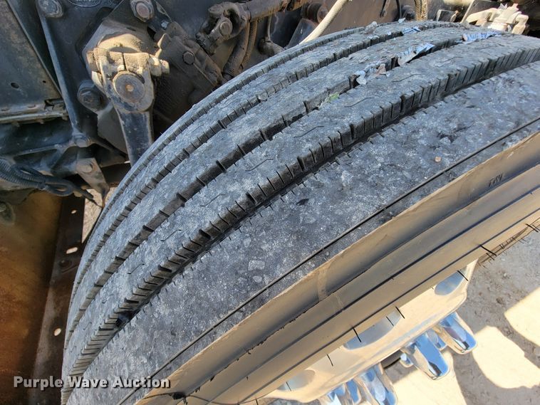 image for item IV9012 1999 Peterbilt 379  semi truck