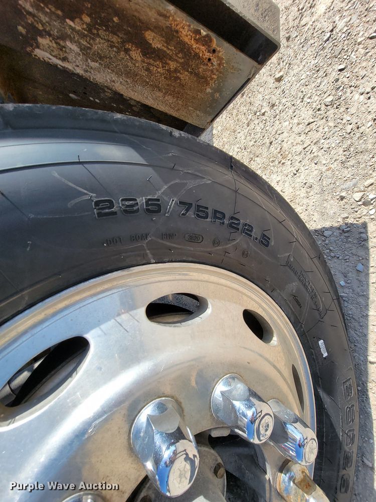 image for item IV9012 1999 Peterbilt 379  semi truck