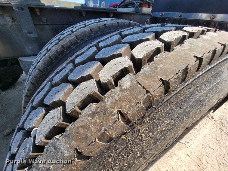 image for item IV9012 1999 Peterbilt 379  semi truck