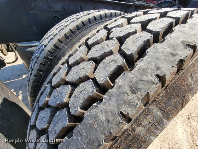 image for item IV9012 1999 Peterbilt 379  semi truck