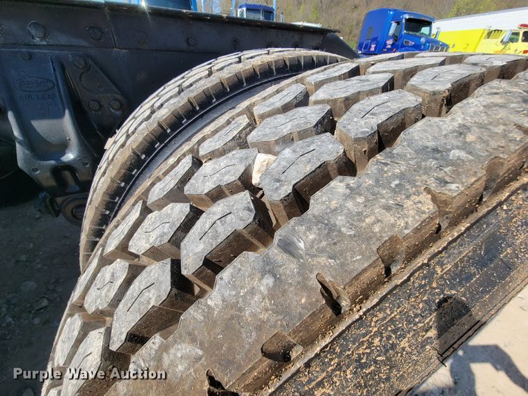 image for item IV9012 1999 Peterbilt 379  semi truck