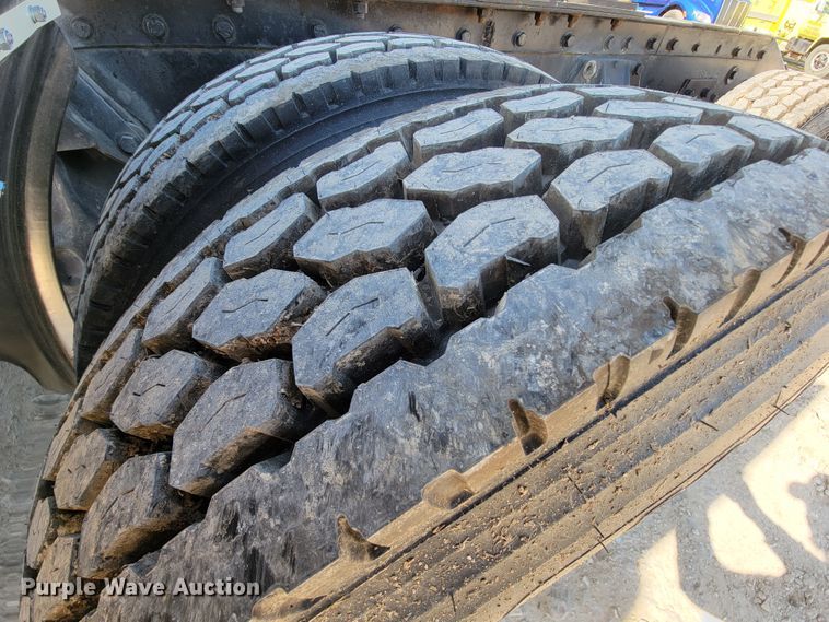 image for item IV9012 1999 Peterbilt 379  semi truck