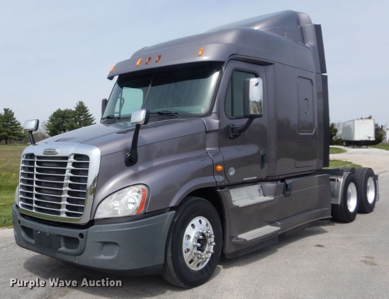 image for item IY9643 2014 Freightliner Cascadia 125  semi truck