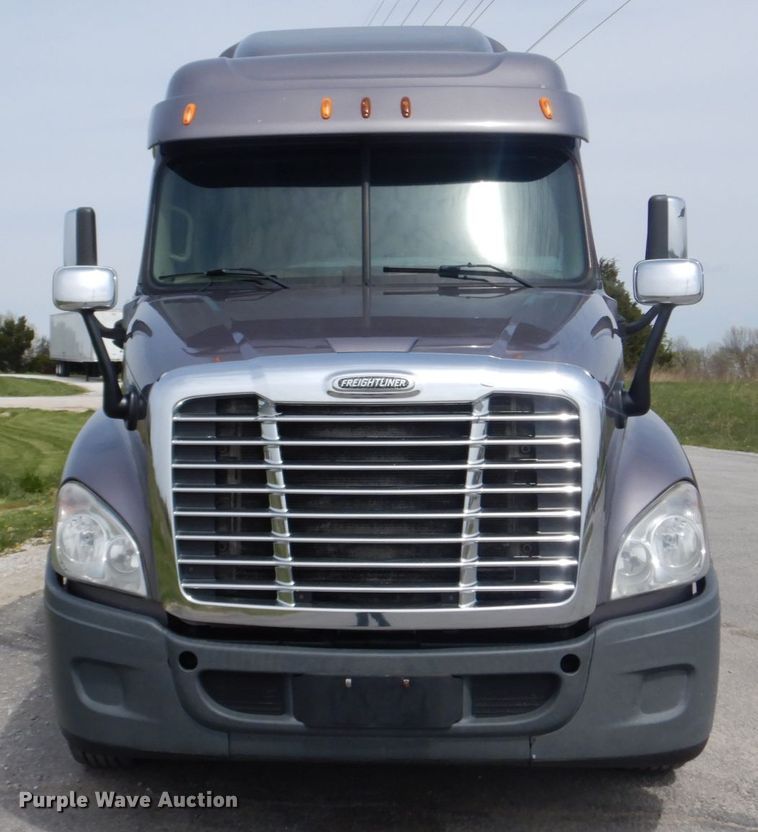 image for item IY9643 2014 Freightliner Cascadia 125  semi truck