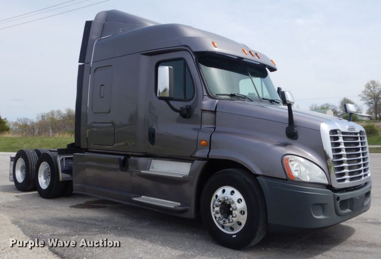 image for item IY9643 2014 Freightliner Cascadia 125  semi truck