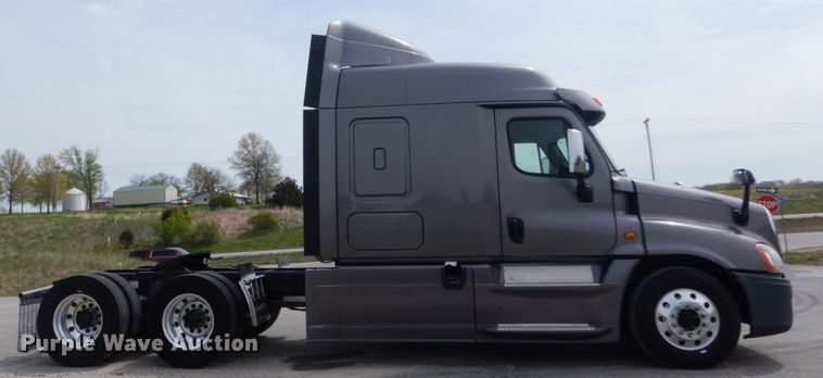 image for item IY9643 2014 Freightliner Cascadia 125  semi truck
