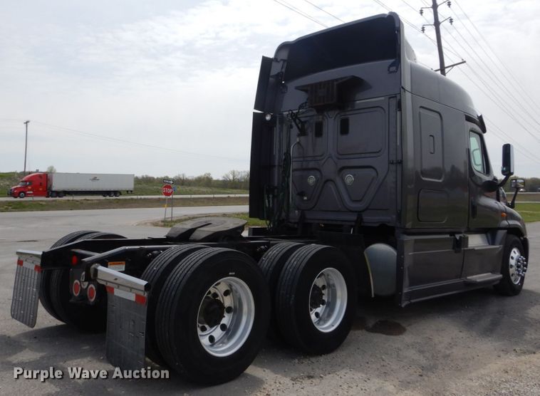 image for item IY9643 2014 Freightliner Cascadia 125  semi truck