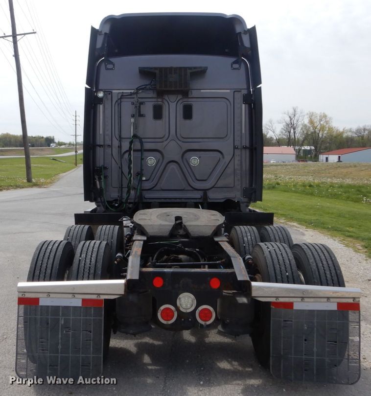 image for item IY9643 2014 Freightliner Cascadia 125  semi truck