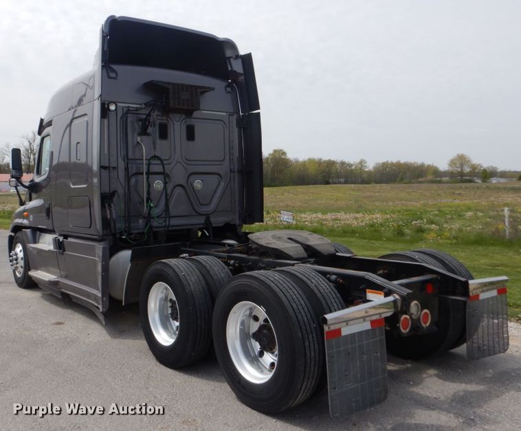 image for item IY9643 2014 Freightliner Cascadia 125  semi truck