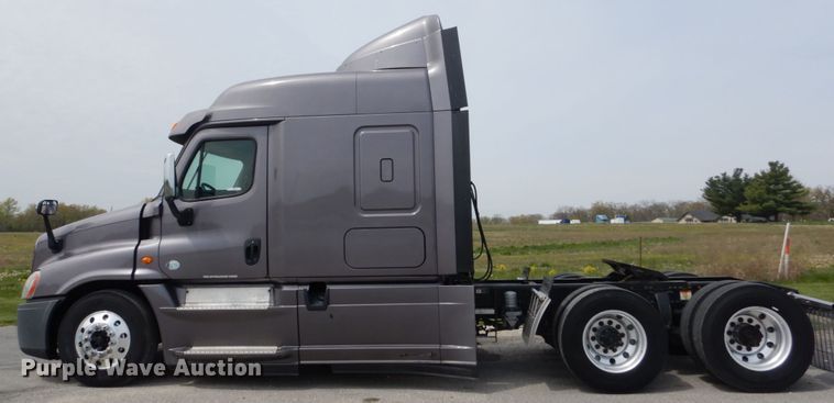 image for item IY9643 2014 Freightliner Cascadia 125  semi truck