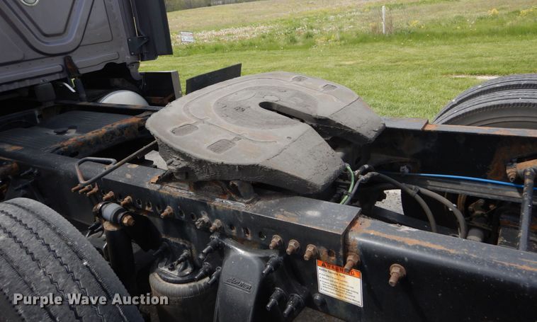 image for item IY9643 2014 Freightliner Cascadia 125  semi truck