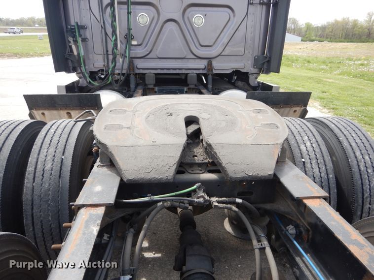 image for item IY9643 2014 Freightliner Cascadia 125  semi truck