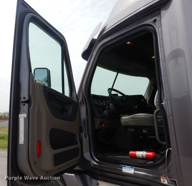 image for item IY9643 2014 Freightliner Cascadia 125  semi truck