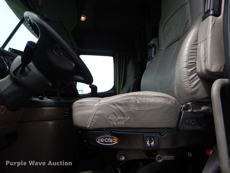 image for item IY9643 2014 Freightliner Cascadia 125  semi truck