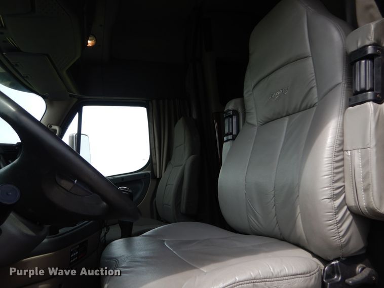 image for item IY9643 2014 Freightliner Cascadia 125  semi truck