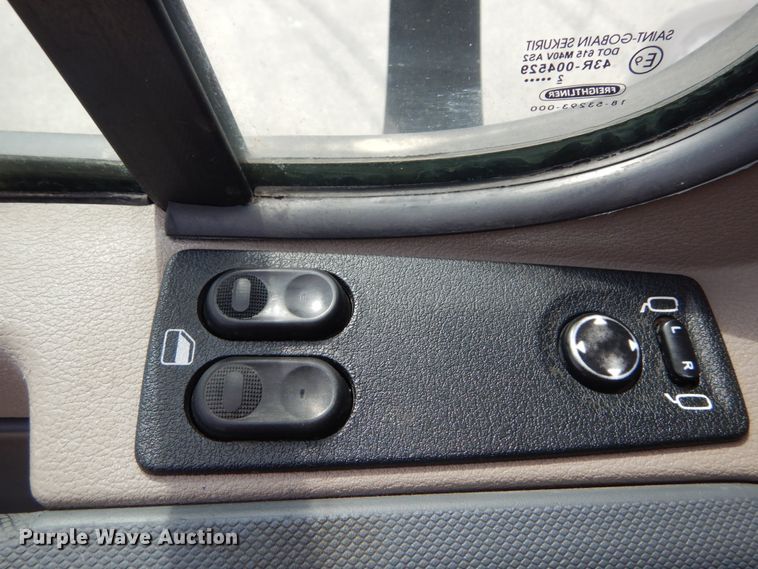 image for item IY9643 2014 Freightliner Cascadia 125  semi truck